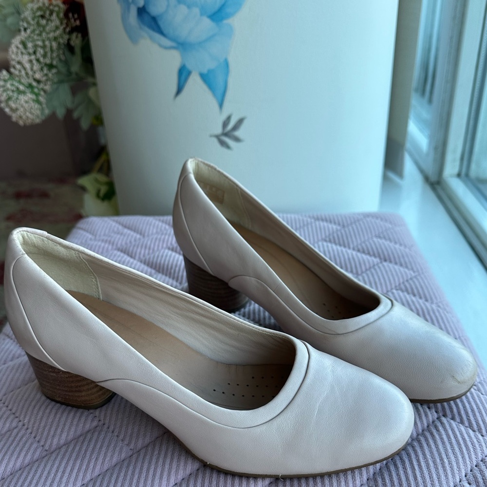 Clarks unstructured pumps / heels. SUPER COMFY!!!